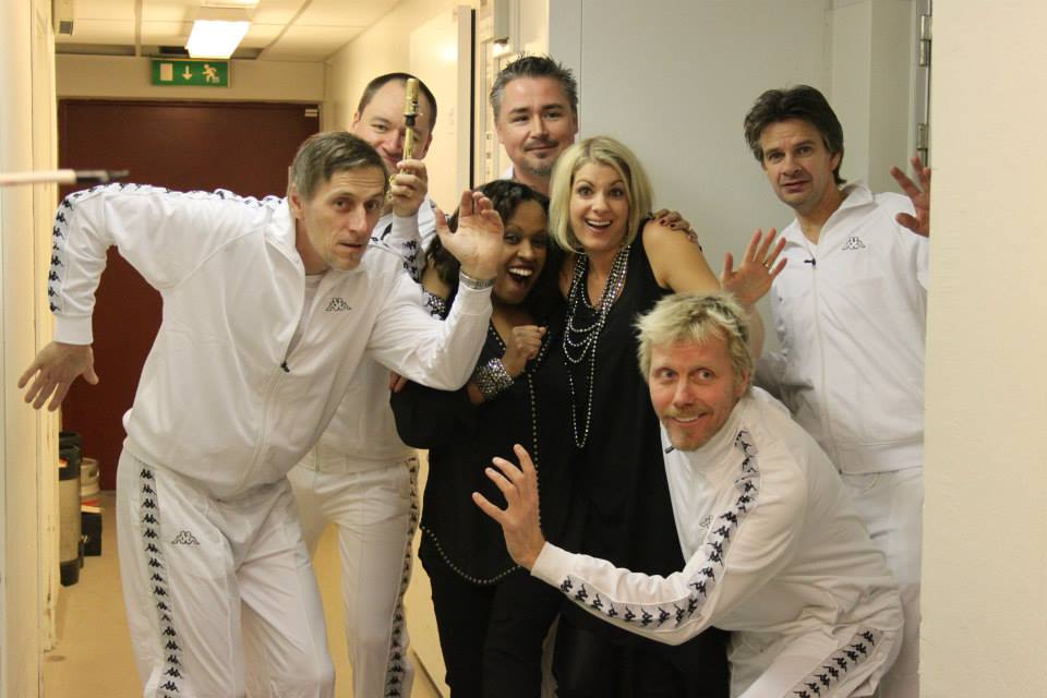 MocheBobo - Efter genombrottet i Idol 2005 har det gått nästan spikrakt framåt och inte minst uppåt för Agnes Carlsson – mest känd under namnet Agnes. Efter sitt deltagande i TV4’s Så mycket bättre blev hon Agnes med hela svenska folket och hon är på god väg att bli en internationell superstjärna. Agnes klubbiga och sofistikerade sound appellerar till både gammal och ung. Hon är en unik artist med stark utstrålning.