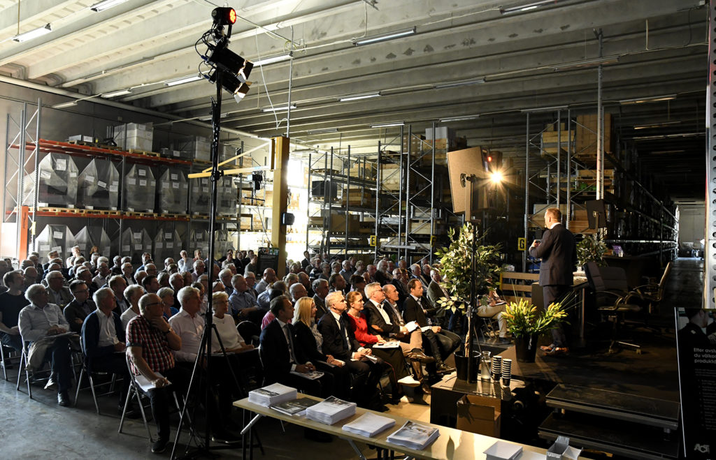 Bolagsstämma2 - ITAB Shop Concept är världsledande på butikskoncept och Europas största aktör inom butiksinredning och kassasystem. Företaget valde att hålla den senaste årsstämman i sin fabrik. Man ville ta vara på tillfället att visa upp produktionsanläggningen för sina aktieägare och tyckte därför att årsstämman skulle hållas i den miljön.