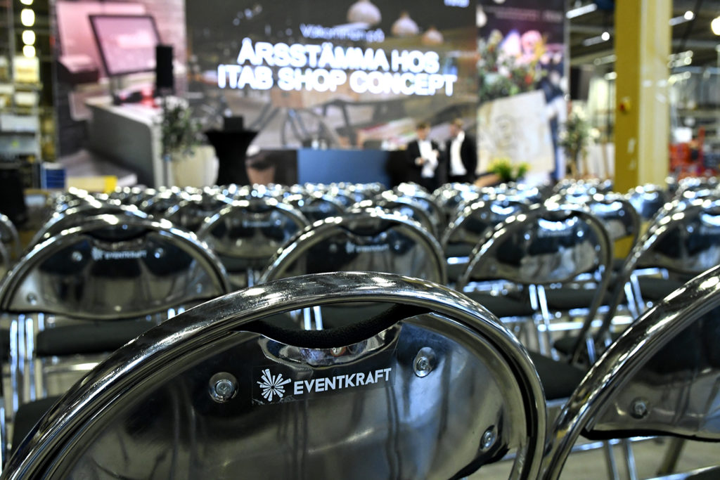 Bolagsstämma3 - ITAB Shop Concept är världsledande på butikskoncept och Europas största aktör inom butiksinredning och kassasystem. Företaget valde att hålla den senaste årsstämman i sin fabrik. Man ville ta vara på tillfället att visa upp produktionsanläggningen för sina aktieägare och tyckte därför att årsstämman skulle hållas i den miljön.