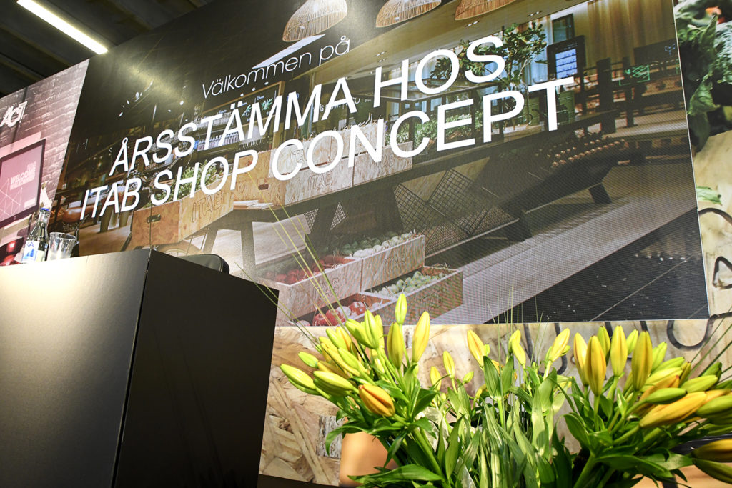 Bolagsstämma4 - ITAB Shop Concept är världsledande på butikskoncept och Europas största aktör inom butiksinredning och kassasystem. Företaget valde att hålla den senaste årsstämman i sin fabrik. Man ville ta vara på tillfället att visa upp produktionsanläggningen för sina aktieägare och tyckte därför att årsstämman skulle hållas i den miljön.