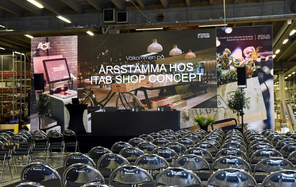 Bolagsstämma5 - ITAB Shop Concept är världsledande på butikskoncept och Europas största aktör inom butiksinredning och kassasystem. Företaget valde att hålla den senaste årsstämman i sin fabrik. Man ville ta vara på tillfället att visa upp produktionsanläggningen för sina aktieägare och tyckte därför att årsstämman skulle hållas i den miljön.