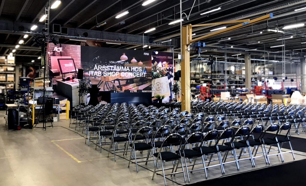 Bolagsstämma6 - ITAB Shop Concept är världsledande på butikskoncept och Europas största aktör inom butiksinredning och kassasystem. Företaget valde att hålla den senaste årsstämman i sin fabrik. Man ville ta vara på tillfället att visa upp produktionsanläggningen för sina aktieägare och tyckte därför att årsstämman skulle hållas i den miljön.