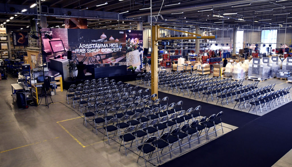 Bolagsstämma7 - ITAB Shop Concept är världsledande på butikskoncept och Europas största aktör inom butiksinredning och kassasystem. Företaget valde att hålla den senaste årsstämman i sin fabrik. Man ville ta vara på tillfället att visa upp produktionsanläggningen för sina aktieägare och tyckte därför att årsstämman skulle hållas i den miljön.