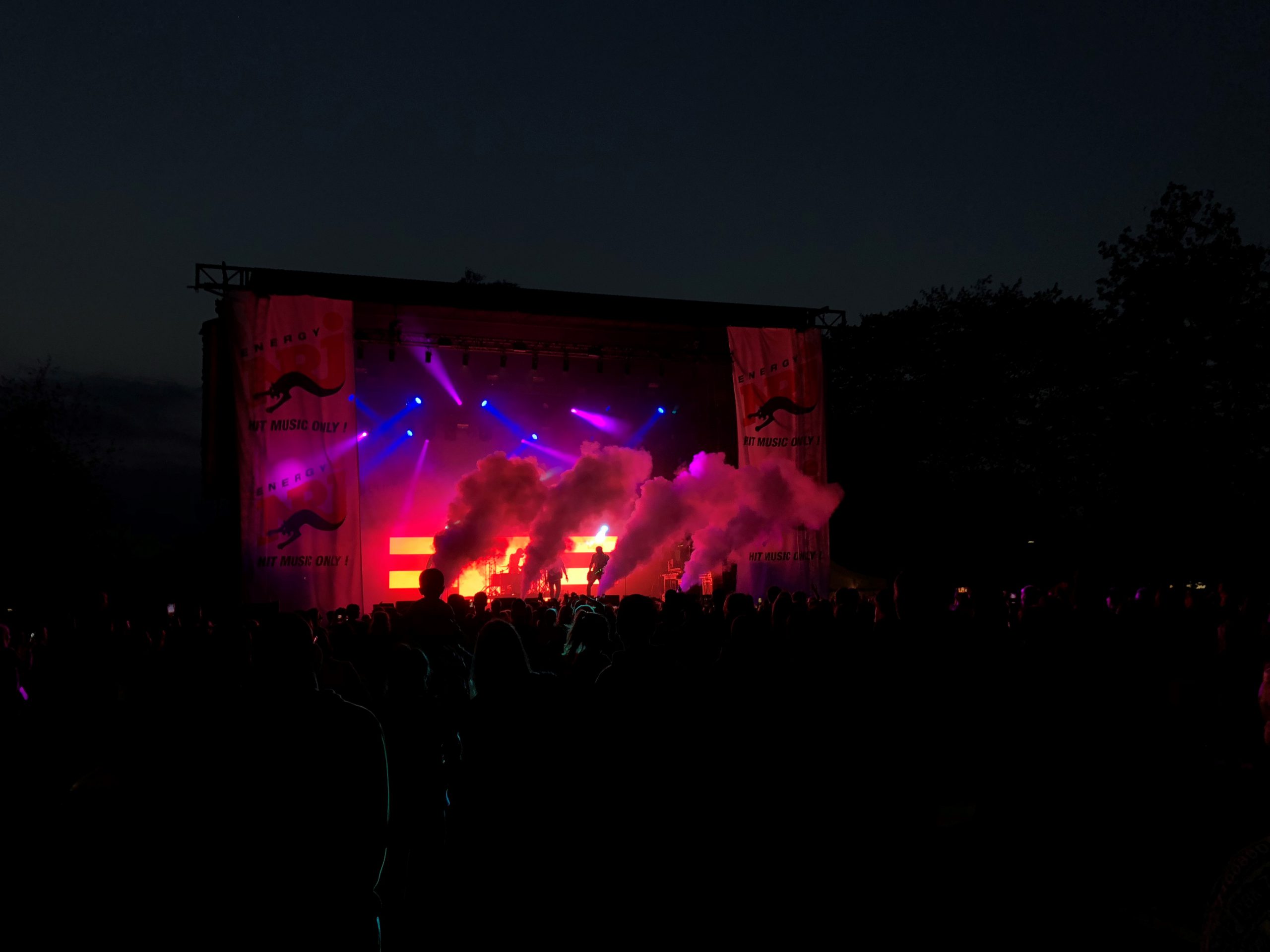 NRJ in the Park NiklasBerg1 scaled - Komplett teknisk uthyrning för festivaler – inomhus och utomhus. Vi hyr ut mobila scener i olika storlekar och all teknik du behöver för en lyckad festival: PA-system, monitorer, mixerbord, trådlösa mikrofoner, rörliga lampor, LED-skärmar, pyroteknik och mycket mer.