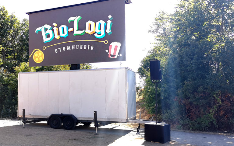 Bio Logi Utomhusbio 1 e1562071152488 - Vi tar gärna ansvar för helhetslösningar och våra dedikerade projektledare kan hålla i allt från bokningar, tillstånd och logistik till körschema, personal och konstnärlig utformning. Det går också bra att anlita oss för utvalda delar. Här nedan finns exempel på event där vi varit anlitade med helt eller delat ansvar.