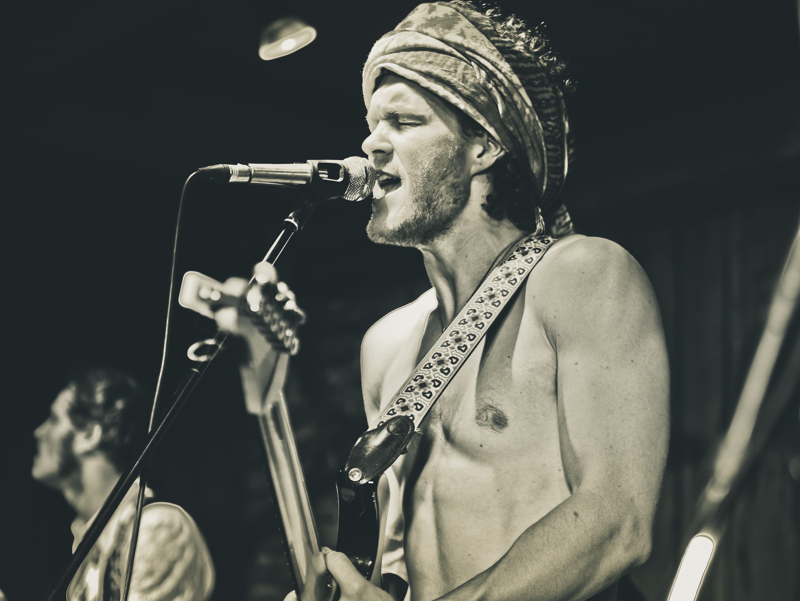 Copy of P1720103 2 scaled - Vi har band, shower och massor av annat som passar vid t.ex. fest, scen, konsert, event, festival, teater m.m. Vi har dessutom gjort grovjobbet åt dig och sållat fram det bästa ur gyttret som finns på nätet idag – så när du bokar genom oss har du garanterat bra, beprövad och prisvärd underhållning!