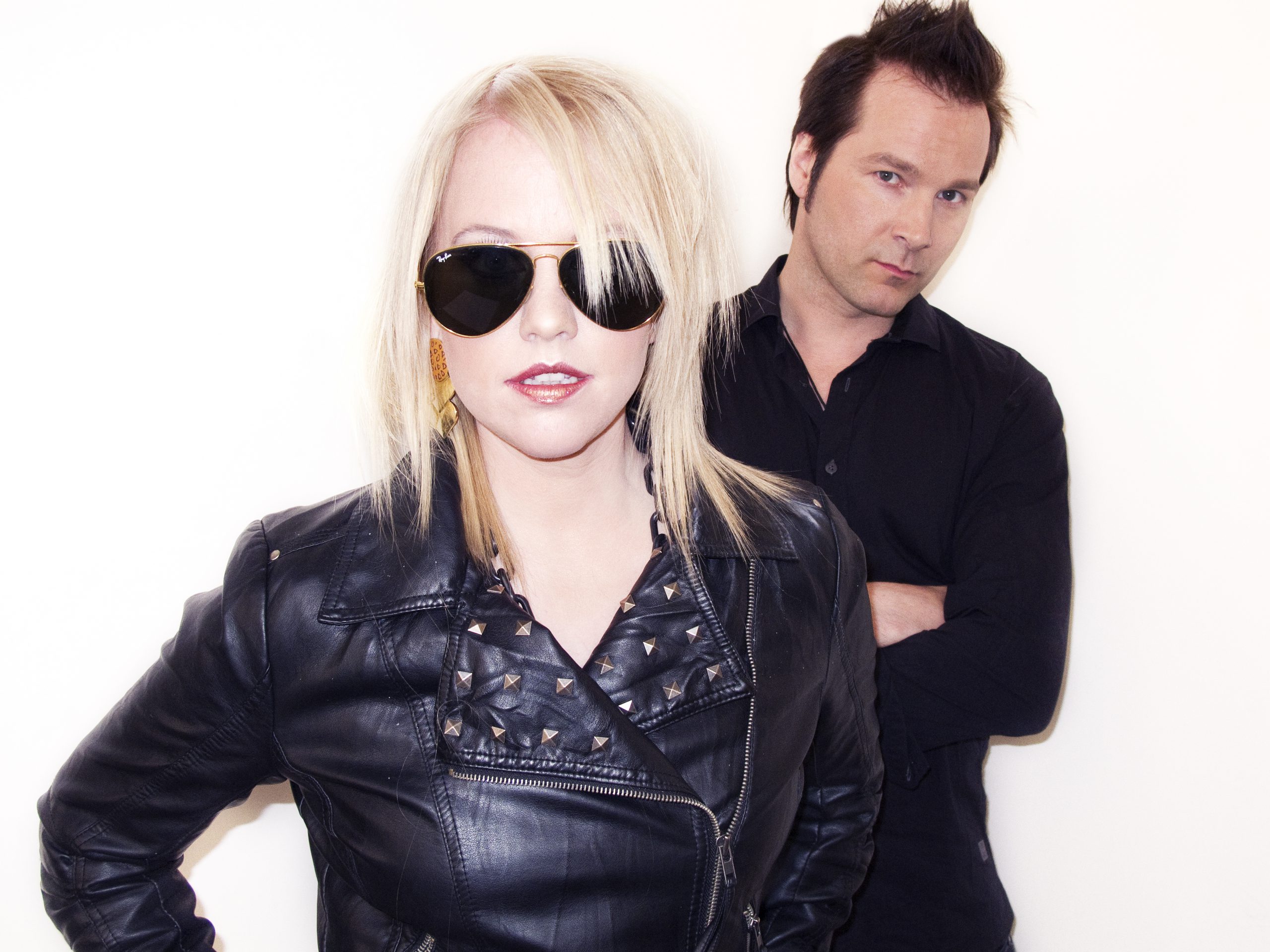 Dabuzz 2011 scaled - Med över 30 års erfarenhet inom musikbranschen – från låtskrivande och artistsamarbeten till framträdanden i både små och stora sammanhang – har Karl Martindahl utvecklat en unik förmåga att både underhålla och beröra. Hansmusikaliska resa har tagit honom genom några av Sveriges största tv-produktioner som Melodifestivalen, Så ska det låta, Doobidoo, Bingolotto, insamlingsgalor och Fame Factory, för att nämna några. 