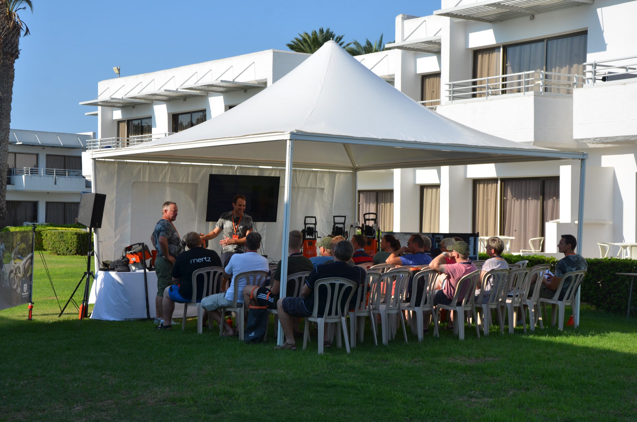 Husqvarna Cypern2018 1 scaled - Nu har vi möjlighet att erbjuda Martin´s vassa Quantum profil. Denna extremt ljusstarka LED moving head profil kombinerar marknadens högsta kvalitet av vitt ljus med snabb, smidig och naturlig CMY färgblandning och mycket skarpa gobo projiceringar.