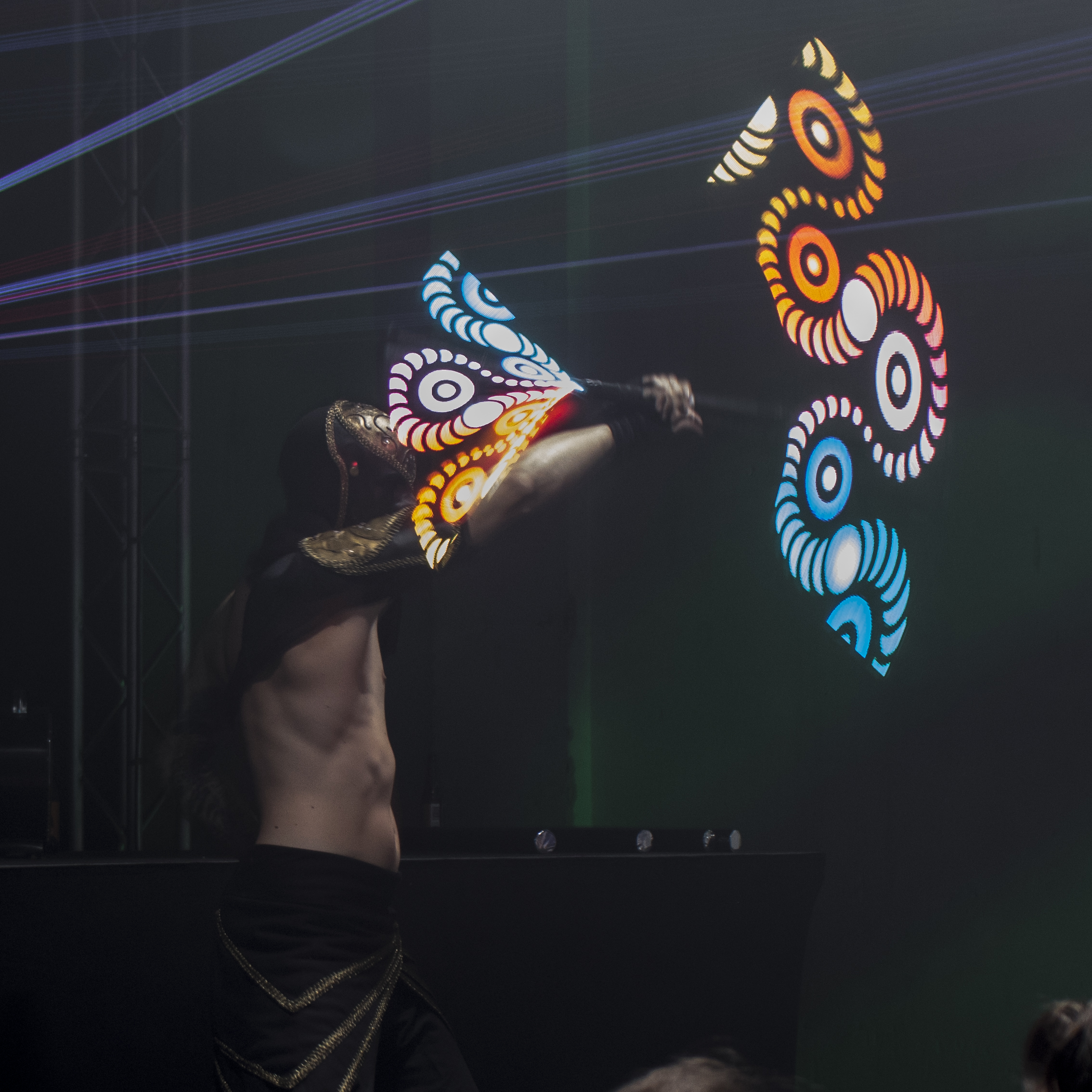 Ignited LED show 1 - Julien Dauphin är en internationellt etablerad och mycket erfaren magiker som fått sin skolning vid anrika Magic Castle i Las Vegas. Hans utstrålning på scenen är mycket stark och han har ett sätt att fånga och manipulera publiken på som är väldigt unik. Har man sett honom så minns man honom.