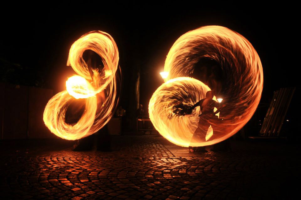 Ignited eldshow 1 - Vi har band, shower och massor av annat som passar vid t.ex. fest, scen, konsert, event, festival, teater m.m. Vi har dessutom gjort grovjobbet åt dig och sållat fram det bästa ur gyttret som finns på nätet idag – så när du bokar genom oss har du garanterat bra, beprövad och prisvärd underhållning!