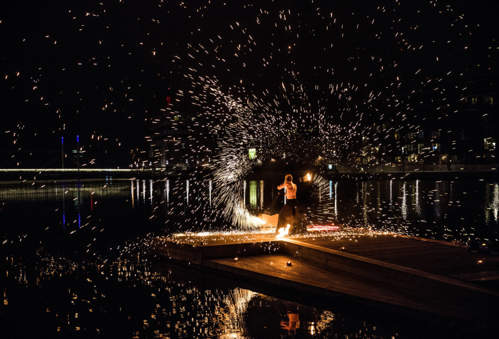 IGNITED – gnistrande eldshower - När du bokar IGNITED så bokar du mer än en vanlig eldshow. IGNITED har medverkat i många olika sammanhang – från fasta showproduktioner till turnéer, företagsevent, mässor, bröllop, sportevenemang, festivaler, TV-sändningar m.m. Dom har lång erfarenhet av branschen och består av skickliga och engagerade artister som uppträtt runt om i hela Europa. Med IGNITED får Du en show fylld av spänning och elddiscipliner av mycket hög kvalité – det är en upplevelse utöver det vanliga! Ignited eldshow 7 - När du bokar IGNITED så bokar du mer än en vanlig eldshow. IGNITED har medverkat i många olika sammanhang – från fasta showproduktioner till turnéer, företagsevent, mässor, bröllop, sportevenemang, festivaler, TV-sändningar m.m. Dom har lång erfarenhet av branschen och består av skickliga och engagerade artister som uppträtt runt om i hela Europa. Med IGNITED får Du en show fylld av spänning och elddiscipliner av mycket hög kvalité – det är en upplevelse utöver det vanliga!