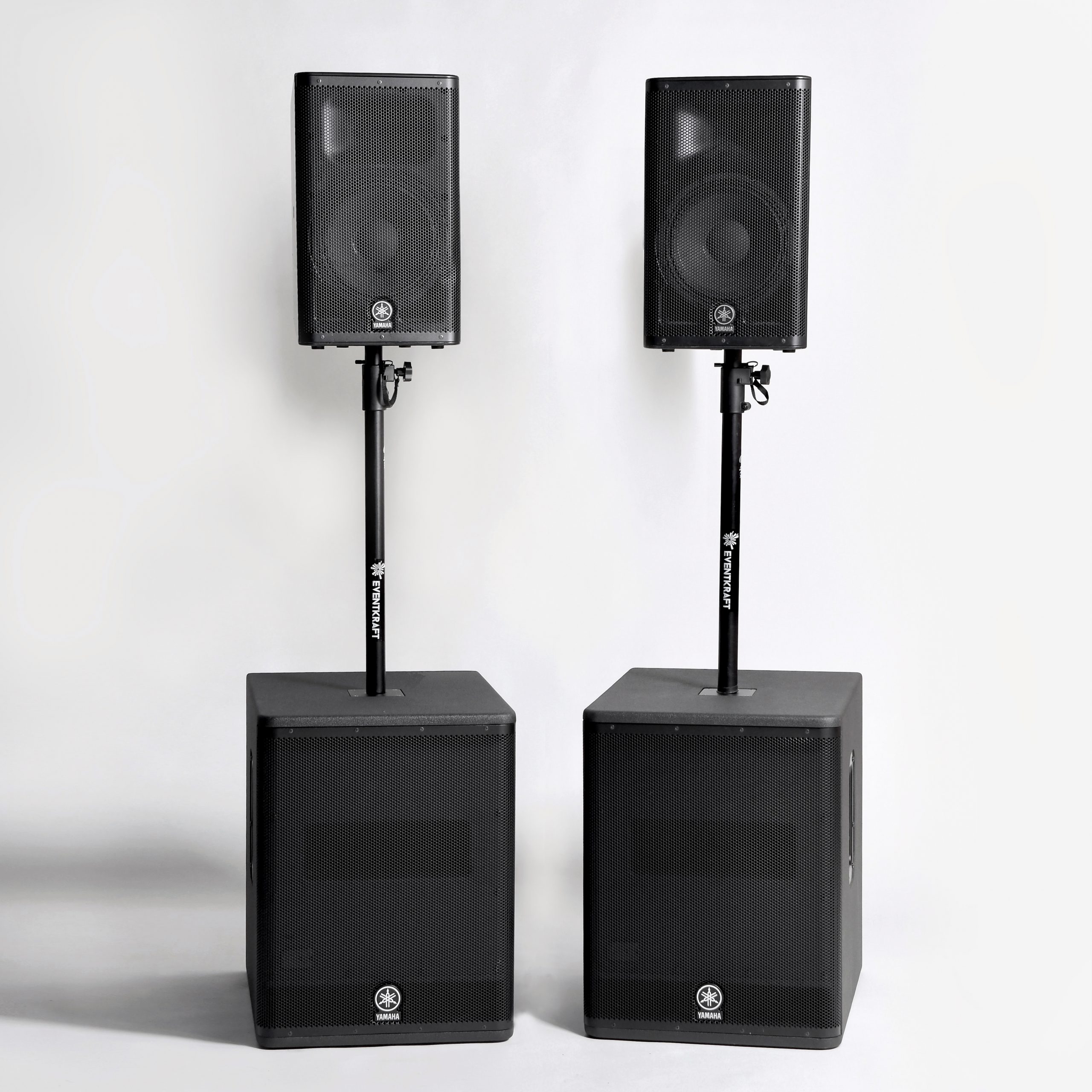 HuvudbildHÖGTALARSYSTEM Yamaha DXR DXS scaled - Veterandagen den 29 maj är en officiell flaggdag i Sverige. Varje år hålls ceremonier över hela landet till minne av Sveriges krigsveteraner. Veterandagen 2024 blev den hittills största tillställningen, med särskilt fokus på veteraner som tjänstgjorde på Balkan under 90-talet.