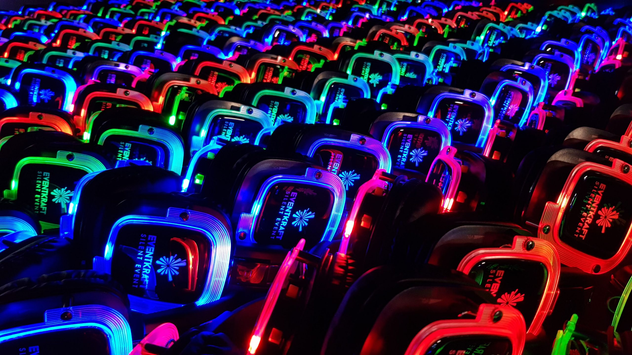 Silent disco o Silent event 2 scaled - Teambuilding på gång? På den här sidan hittar du exempel på aktiviteter för både kropp och själ. Till många av dom finns det paketerbjudanden där aktivitet och mat kan bokas i kombination på olika restauranger runt om i Sverige.