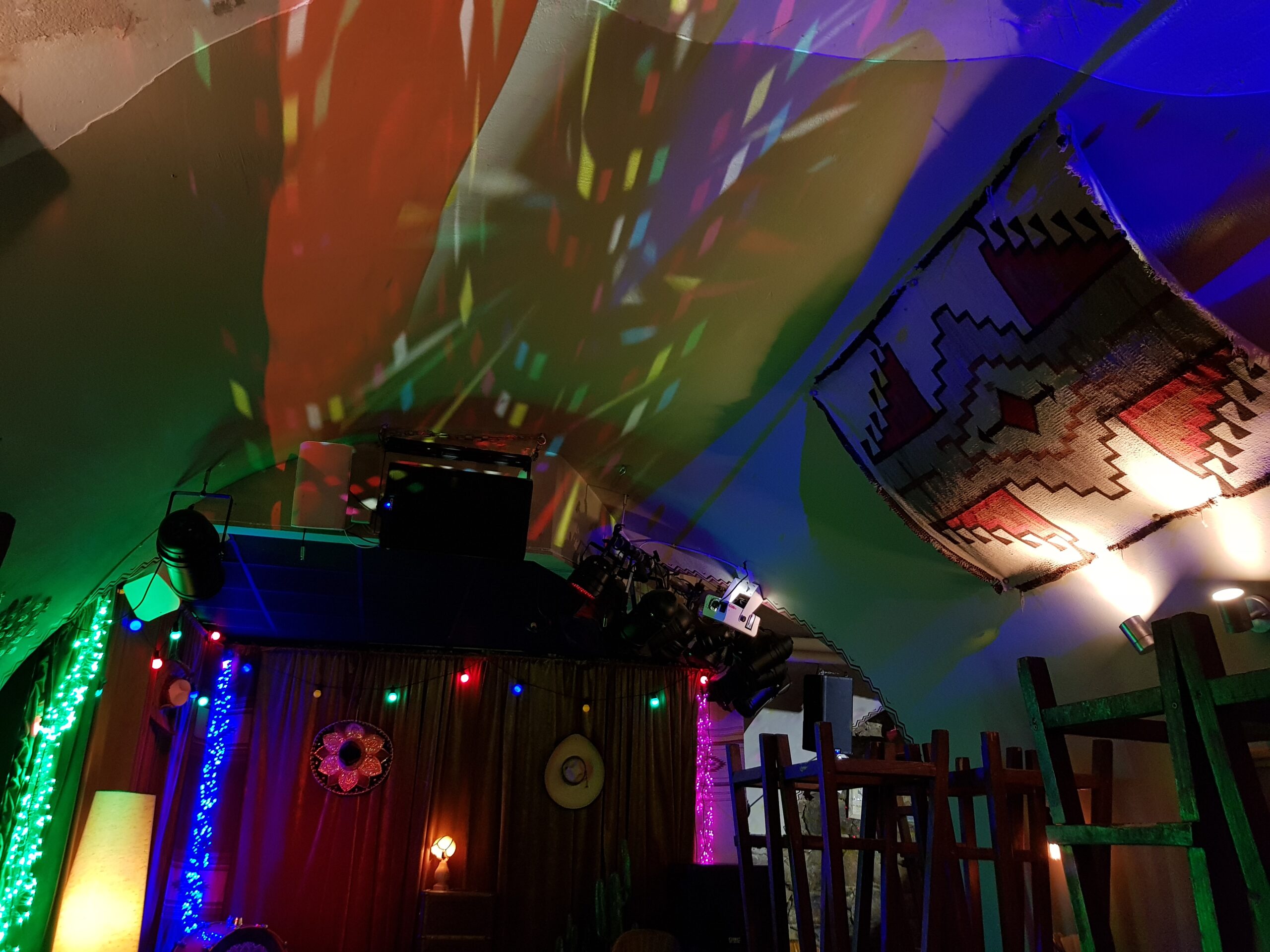 Installation - Eventkraft har många års erfarenhet inom installation av ljud & ljus, bildteknik m.m. Vi kan leverera optimala lösningar för både små och stora lokaler. Geronimos-installation-Optikinetic-Oljeprojektorer-feb2018