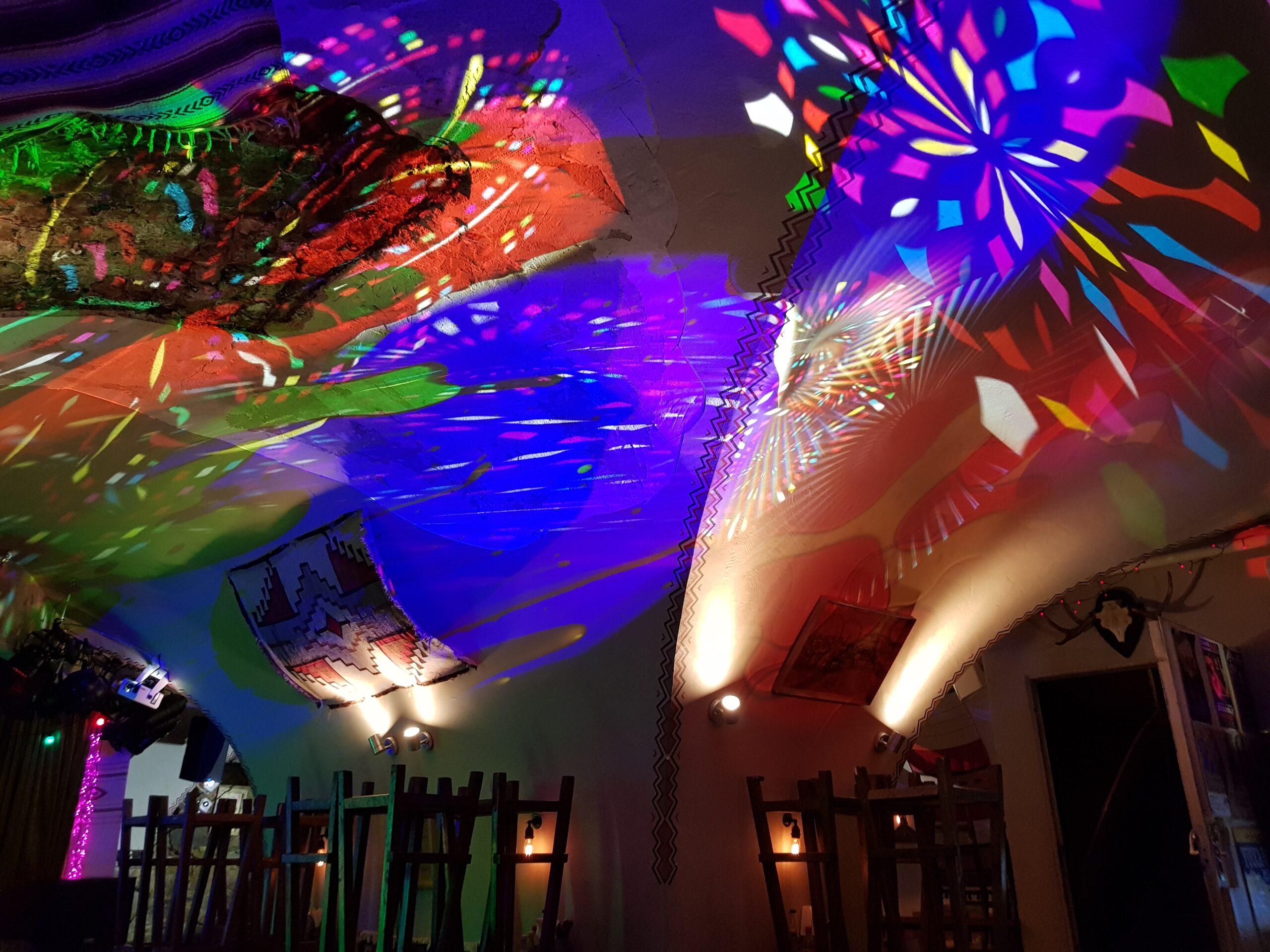 Installation - Eventkraft har många års erfarenhet inom installation av ljud & ljus, bildteknik m.m. Vi kan leverera optimala lösningar för både små och stora lokaler. Geronimos-installation-Optikinetic-Oljeprojektorer-feb2018