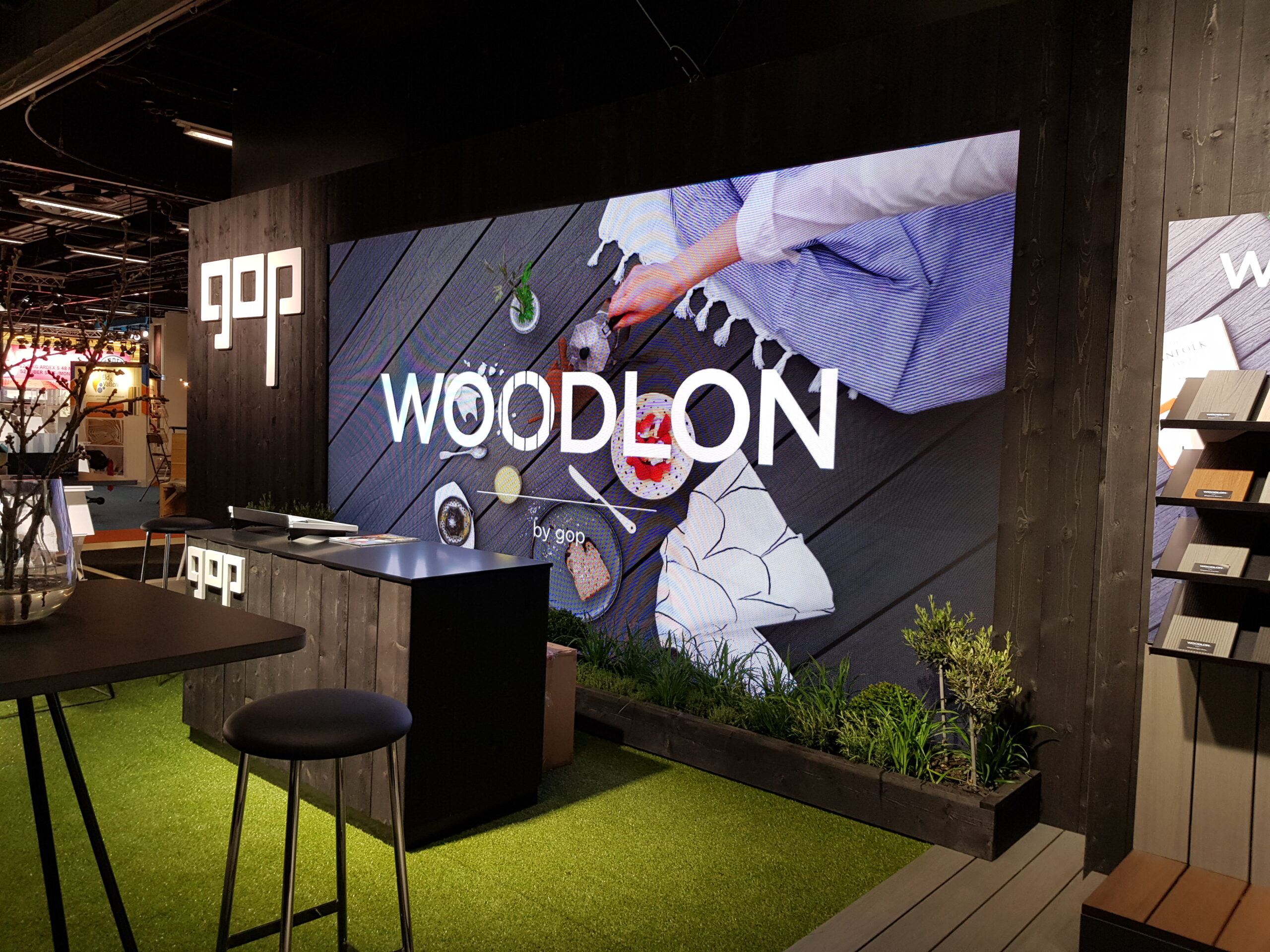 20180410 075858 scaled - beMatrix är ett av de ledande varumärkena för modulbaserade montersystem. Det är ett flexibelt och hållbart system som kan kläs med det du önskar: tryckt textil, trä, forex- eller gobond-skivor, LED-skin eller glas. Det innebär att man kan få väggar, golv och tak inklädda med vilka typer av bilder man vill - en monter som ser ut exakt som du har visualiserat den! Utöver montrar kan man enkelt skapa exponeringsytor, pop-up-koncept, bygga rum i rummet, rama in scener, event, konferenser o.s.v.