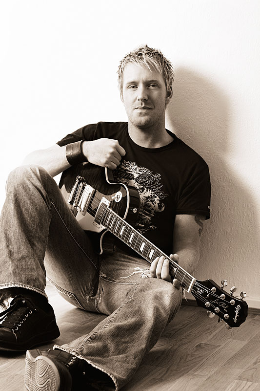 DUON - DUON är ett av Nordens mest bokade coverband. Ett kompakt litet band som låter ”full size” tack vara välproducerat bakgrundskomp. DUON är två yrkesmusiker som sedan några år tillbaka slog sig samman och blixtsnabbt blev ett av Nordens mest anlitade partyband! Duon MG 4856 - DUON är ett av Nordens mest bokade coverband. Ett kompakt litet band som låter ”full size” tack vara välproducerat bakgrundskomp. DUON är två yrkesmusiker som sedan några år tillbaka slog sig samman och blixtsnabbt blev ett av Nordens mest anlitade partyband!