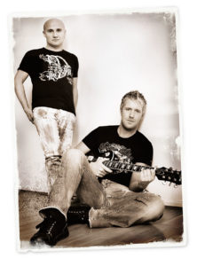 duon oldphoto - DUON är ett av Nordens mest bokade coverband. Ett kompakt litet band som låter ”full size” tack vara välproducerat bakgrundskomp. DUON är två yrkesmusiker som sedan några år tillbaka slog sig samman och blixtsnabbt blev ett av Nordens mest anlitade partyband!