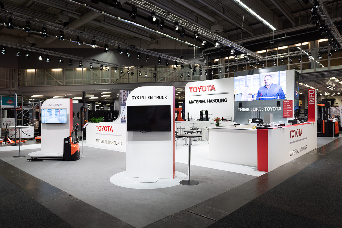 20181106 toyota bild fr Parad 1 - Bra exponering handlar till stor del om att synas och uppmärksammas. En monter med genomslagskraft belönas med många besökare och sannolikt även mycket affärer. Eventkraft kan hjälpa monter-konstruktörer och utställare med tekniska behov för monter & mässa. Hos oss kan Du köpa eller hyra utrustning som förstärker och förtydligar Ditt varumärke vid kommunikation med marknaden.