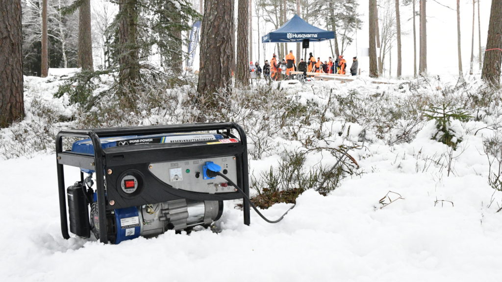 Husvarna Åsasjön jan2019 foto Johnny Lindgren 4 - Husqvarna AB behövde en smidig ljudlösning för att demonstrera nya motorsågs-modeller ute i skogen – långt från ström och asfalterade vägar. Lagom till genomförandet av dessa aktiviteter kom det oväntade mängder med snö, så förutsättningarna till en smidig leverans hade kunnat vara bättre.