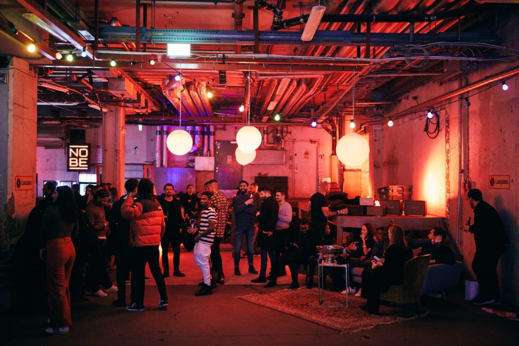 52914680 1747835831984624 8367502681031311360 o - Spännande fest för Sabina Ddumba på lastkajen. Med piffig dekor från Eventkraft såsom Klot och kuber i olika storlekar lyste man upp festen.