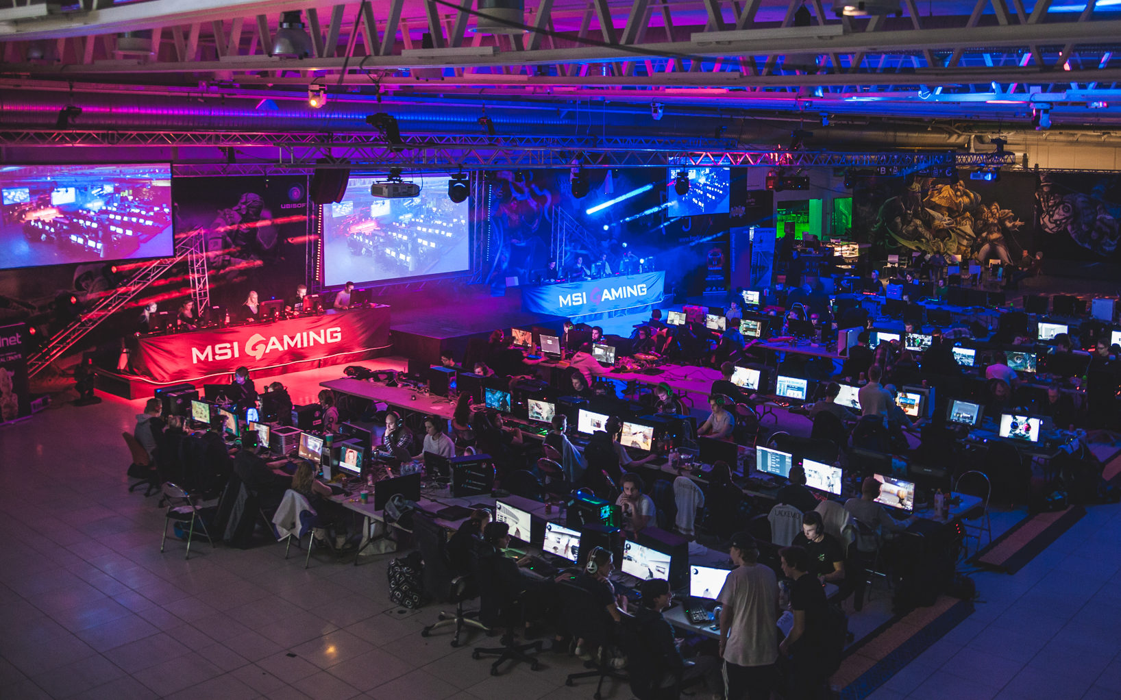 Event LAN e1562072493250 - En bolagsstämma, eller årsstämma som det också kallas, kan arrangeras i många olika miljöer. Hos Eventkraft hittar du allt du behöver för att skapa en bra inramning oavsett vilken lokal det gäller. Vi har effektiva hjälpmedel för att  förmedla ett tydligt budskap under stämman - så att man ser och hör på bästa sätt. Vi är vana att jobba i allt från idrottsarenor, mässhallar, konferenslokaler, aulor och fabrikslokaler i dessa sammanhang.