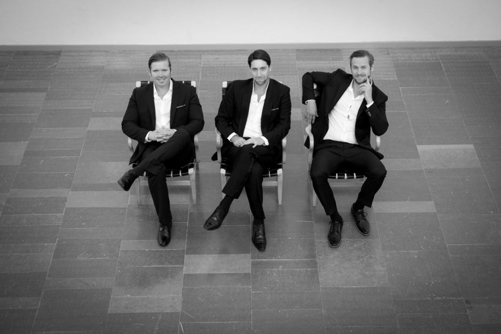 TENORI – The 3 Tenors - Den numera brittisk-svenska tenorgruppen TENORI har sedan 2003 gjort succé i Storbritannien och internationellt. Flera av TENORIs medlemmar har som soloartister uppträtt över hela världen och som ensemble har TENORI framträtt på bl a Codogan Hall i London, Aurora Opera House på Malta, Virgin Corporate, Dubai, Mustique island och the Royal Hall Harrogate. Repertoaren sträcker sig från opera, klassiska 3-tenorer hits som ”O sole mio” och ”Nessun dorma”, till musikal och filmmusik. TENORI framträder i såväl klassisk operatisk form, ackompanjerade av antingen orkester, stråkkvartett eller piano, som i en uppmickad pop-opera stil till professionellt arrangerade orkestrala backing tracks. Det som kanske framför allt varit utmärkande för TENORI är att man hela tiden kunnat presentera ”the real thing” – riktiga operasångare på internationell nivå med erfarenhet från opera- och konserthus, the West End, skivinspelningar och TV-produktioner, framträdanden för kungligheter, allmänheten och privata events, oavsett om det gällt arenakonserter, öppningsceremonier, bröllop eller företagevents. Tenori2 - Den numera brittisk-svenska tenorgruppen TENORI har sedan 2003 gjort succé i Storbritannien och internationellt. Flera av TENORIs medlemmar har som soloartister uppträtt över hela världen och som ensemble har TENORI framträtt på bl a Codogan Hall i London, Aurora Opera House på Malta, Virgin Corporate, Dubai, Mustique island och the Royal Hall Harrogate. Repertoaren sträcker sig från opera, klassiska 3-tenorer hits som ”O sole mio” och ”Nessun dorma”, till musikal och filmmusik. TENORI framträder i såväl klassisk operatisk form, ackompanjerade av antingen orkester, stråkkvartett eller piano, som i en uppmickad pop-opera stil till professionellt arrangerade orkestrala backing tracks. Det som kanske framför allt varit utmärkande för TENORI är att man hela tiden kunnat presentera ”the real thing” – riktiga operasångare på internationell nivå med erfarenhet från opera- och konserthus, the West End, skivinspelningar och TV-produktioner, framträdanden för kungligheter, allmänheten och privata events, oavsett om det gällt arenakonserter, öppningsceremonier, bröllop eller företagevents.
