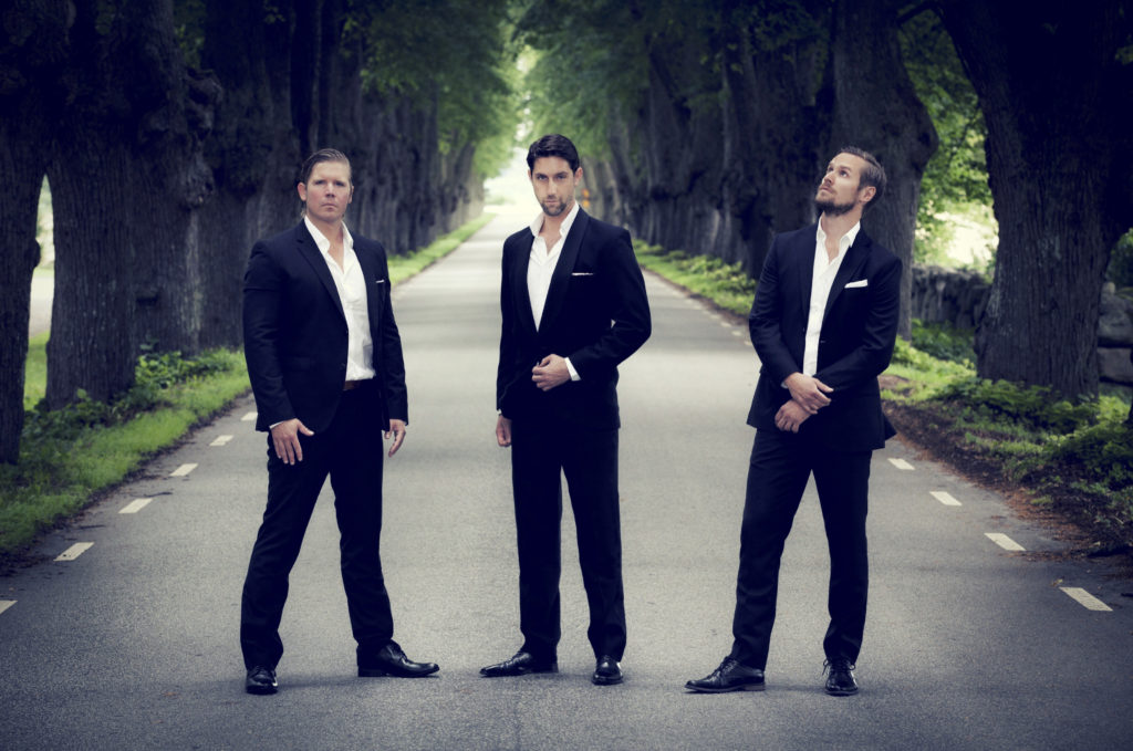TENORI – The 3 Tenors - Den numera brittisk-svenska tenorgruppen TENORI har sedan 2003 gjort succé i Storbritannien och internationellt. Flera av TENORIs medlemmar har som soloartister uppträtt över hela världen och som ensemble har TENORI framträtt på bl a Codogan Hall i London, Aurora Opera House på Malta, Virgin Corporate, Dubai, Mustique island och the Royal Hall Harrogate. Repertoaren sträcker sig från opera, klassiska 3-tenorer hits som ”O sole mio” och ”Nessun dorma”, till musikal och filmmusik. TENORI framträder i såväl klassisk operatisk form, ackompanjerade av antingen orkester, stråkkvartett eller piano, som i en uppmickad pop-opera stil till professionellt arrangerade orkestrala backing tracks. Det som kanske framför allt varit utmärkande för TENORI är att man hela tiden kunnat presentera ”the real thing” – riktiga operasångare på internationell nivå med erfarenhet från opera- och konserthus, the West End, skivinspelningar och TV-produktioner, framträdanden för kungligheter, allmänheten och privata events, oavsett om det gällt arenakonserter, öppningsceremonier, bröllop eller företagevents. Tenori3 - Den numera brittisk-svenska tenorgruppen TENORI har sedan 2003 gjort succé i Storbritannien och internationellt. Flera av TENORIs medlemmar har som soloartister uppträtt över hela världen och som ensemble har TENORI framträtt på bl a Codogan Hall i London, Aurora Opera House på Malta, Virgin Corporate, Dubai, Mustique island och the Royal Hall Harrogate. Repertoaren sträcker sig från opera, klassiska 3-tenorer hits som ”O sole mio” och ”Nessun dorma”, till musikal och filmmusik. TENORI framträder i såväl klassisk operatisk form, ackompanjerade av antingen orkester, stråkkvartett eller piano, som i en uppmickad pop-opera stil till professionellt arrangerade orkestrala backing tracks. Det som kanske framför allt varit utmärkande för TENORI är att man hela tiden kunnat presentera ”the real thing” – riktiga operasångare på internationell nivå med erfarenhet från opera- och konserthus, the West End, skivinspelningar och TV-produktioner, framträdanden för kungligheter, allmänheten och privata events, oavsett om det gällt arenakonserter, öppningsceremonier, bröllop eller företagevents.