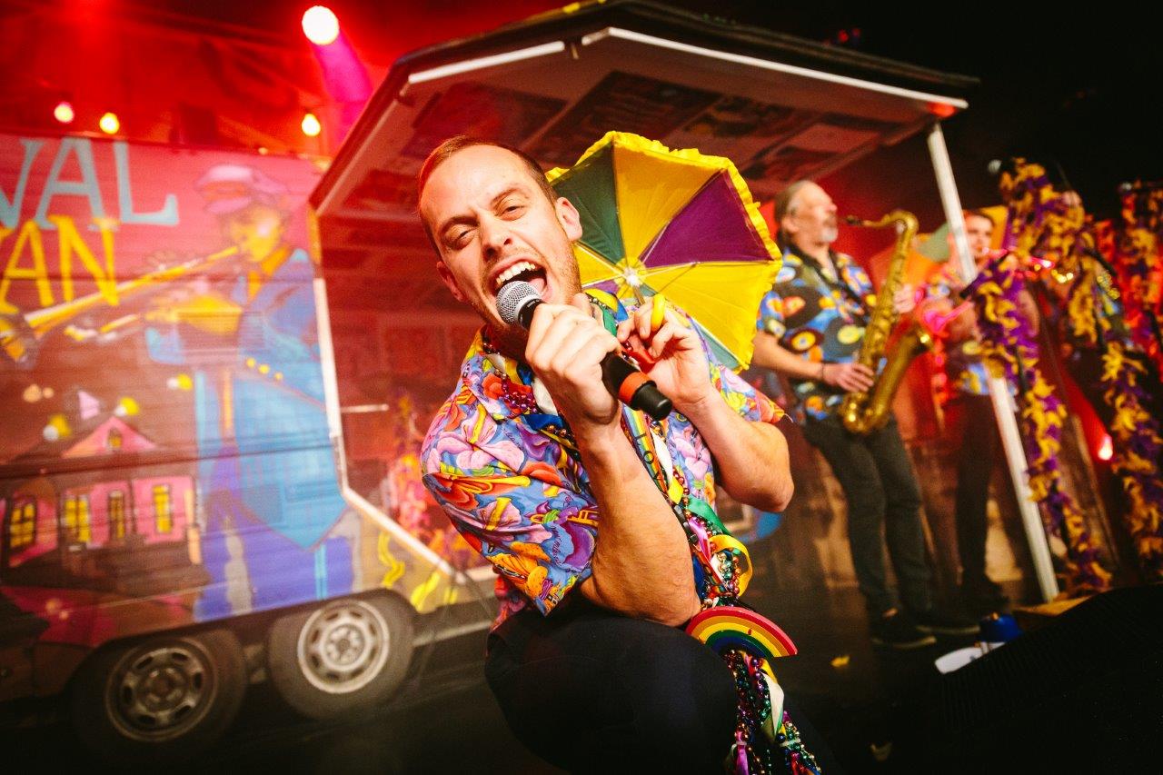 V9A9299 Louisiana Ave foto John Resborn - Vi har band, shower och massor av annat som passar vid t.ex. fest, scen, konsert, event, festival, teater m.m. Vi har dessutom gjort grovjobbet åt dig och sållat fram det bästa ur gyttret som finns på nätet idag – så när du bokar genom oss har du garanterat bra, beprövad och prisvärd underhållning!