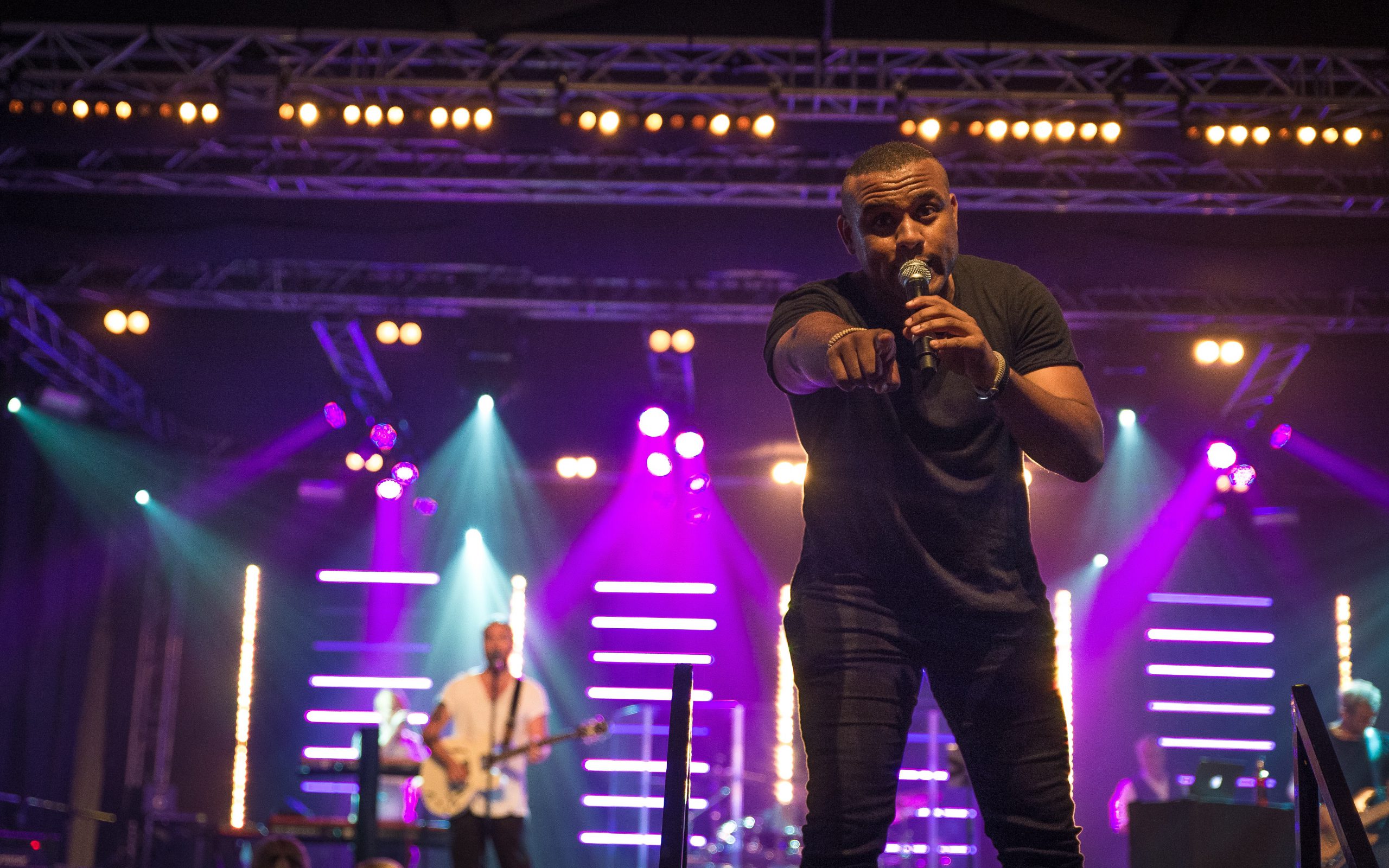 2 scaled - Med över 30 års erfarenhet inom musikbranschen – från låtskrivande och artistsamarbeten till framträdanden i både små och stora sammanhang – har Karl Martindahl utvecklat en unik förmåga att både underhålla och beröra. Hansmusikaliska resa har tagit honom genom några av Sveriges största tv-produktioner som Melodifestivalen, Så ska det låta, Doobidoo, Bingolotto, insamlingsgalor och Fame Factory, för att nämna några. 