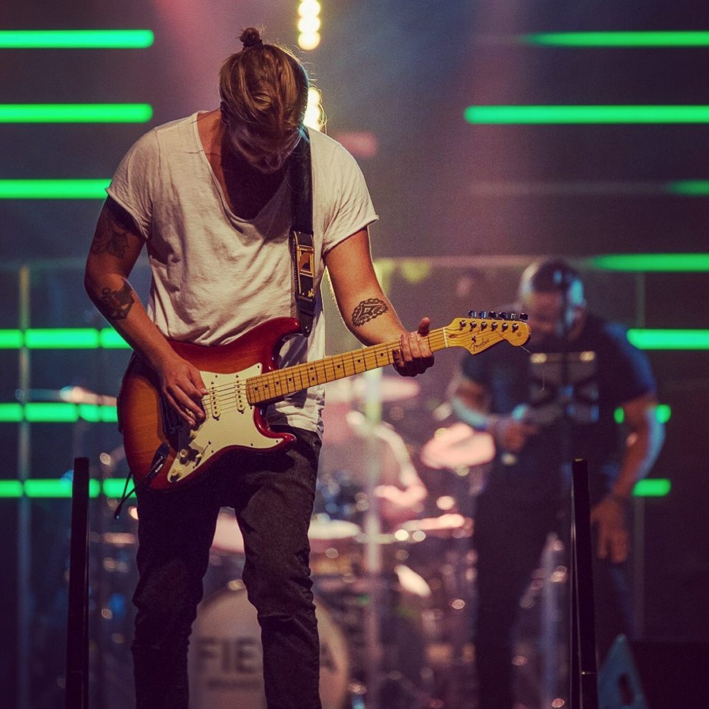 Fiesta - Fiesta är ett coverband från Göteborg som sedan 2011 spelat på flertalet festivaler, after ski, after beach, julbord, event, privatfester och företagsfester runt om i Sverige. Fiesta sätter publiken i fokus med högt tempo och med blandad repertoar skapar hög feststämning. Bandet levererar förutom underhållning alltid fullproduktion med ljud/ljus. Fiesta erbjuder helhetslösningar med allt ifrån middagsunderhållning/mingel, partyset och DJ resten av kvällen, allt går att kombinera helt utifrån ert behov och önskemål. 3 - Fiesta är ett coverband från Göteborg som sedan 2011 spelat på flertalet festivaler, after ski, after beach, julbord, event, privatfester och företagsfester runt om i Sverige. Fiesta sätter publiken i fokus med högt tempo och med blandad repertoar skapar hög feststämning. Bandet levererar förutom underhållning alltid fullproduktion med ljud/ljus. Fiesta erbjuder helhetslösningar med allt ifrån middagsunderhållning/mingel, partyset och DJ resten av kvällen, allt går att kombinera helt utifrån ert behov och önskemål.