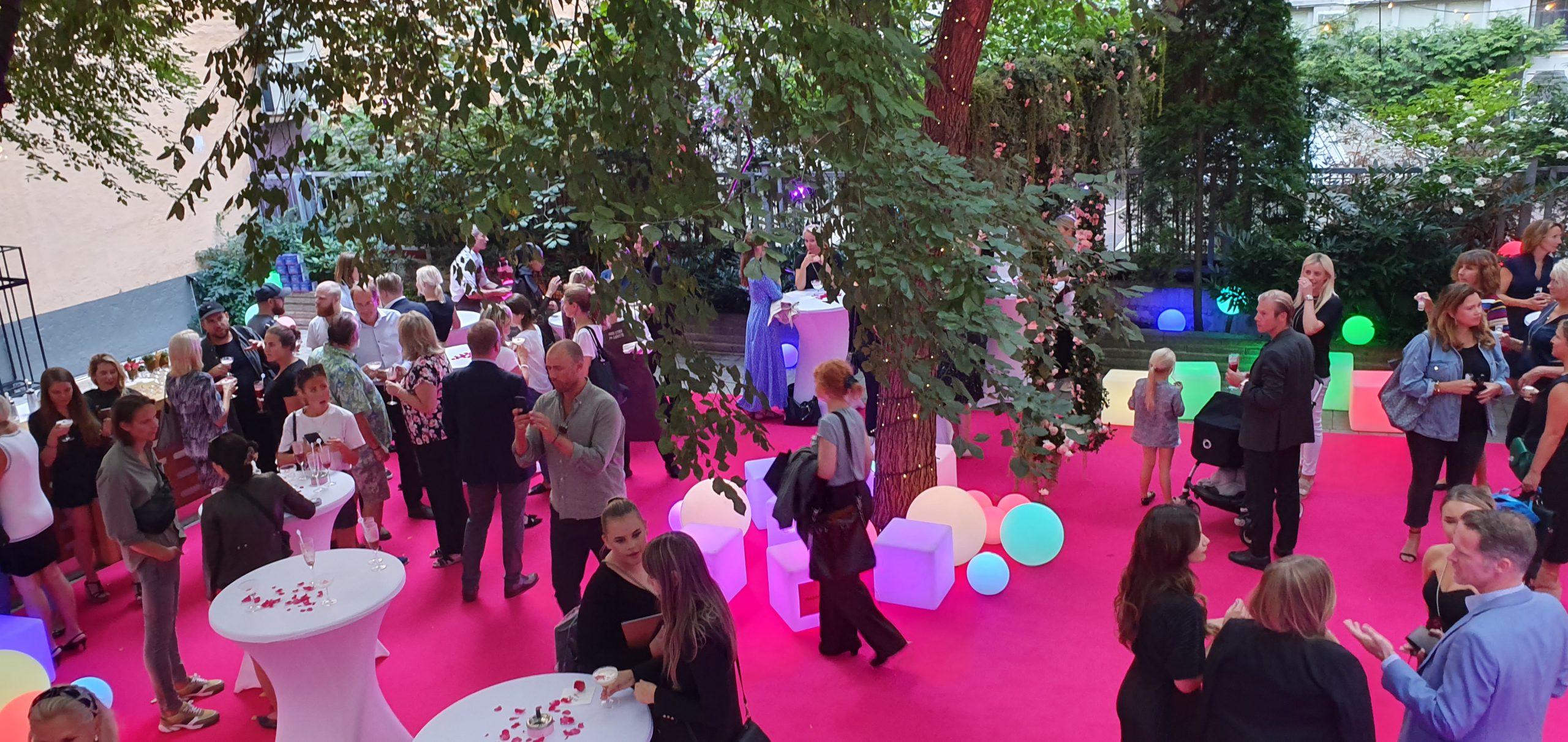 20190826 174213 scaled - Hos Eventkraft kan man få hjälp med alla tekniska, praktiska, logistiska och konstnärliga aspekter till en företagsfest. Vi har ljudsystem, dekorativ belysning, scen, möbler & dukning. Vi tar hand om set-up'en, soundcheck, artist-program, bildskärmar, profilering och inramning. Vi hjälper er med överraskningar, koncept och tema-inriktning i den mån det passar.