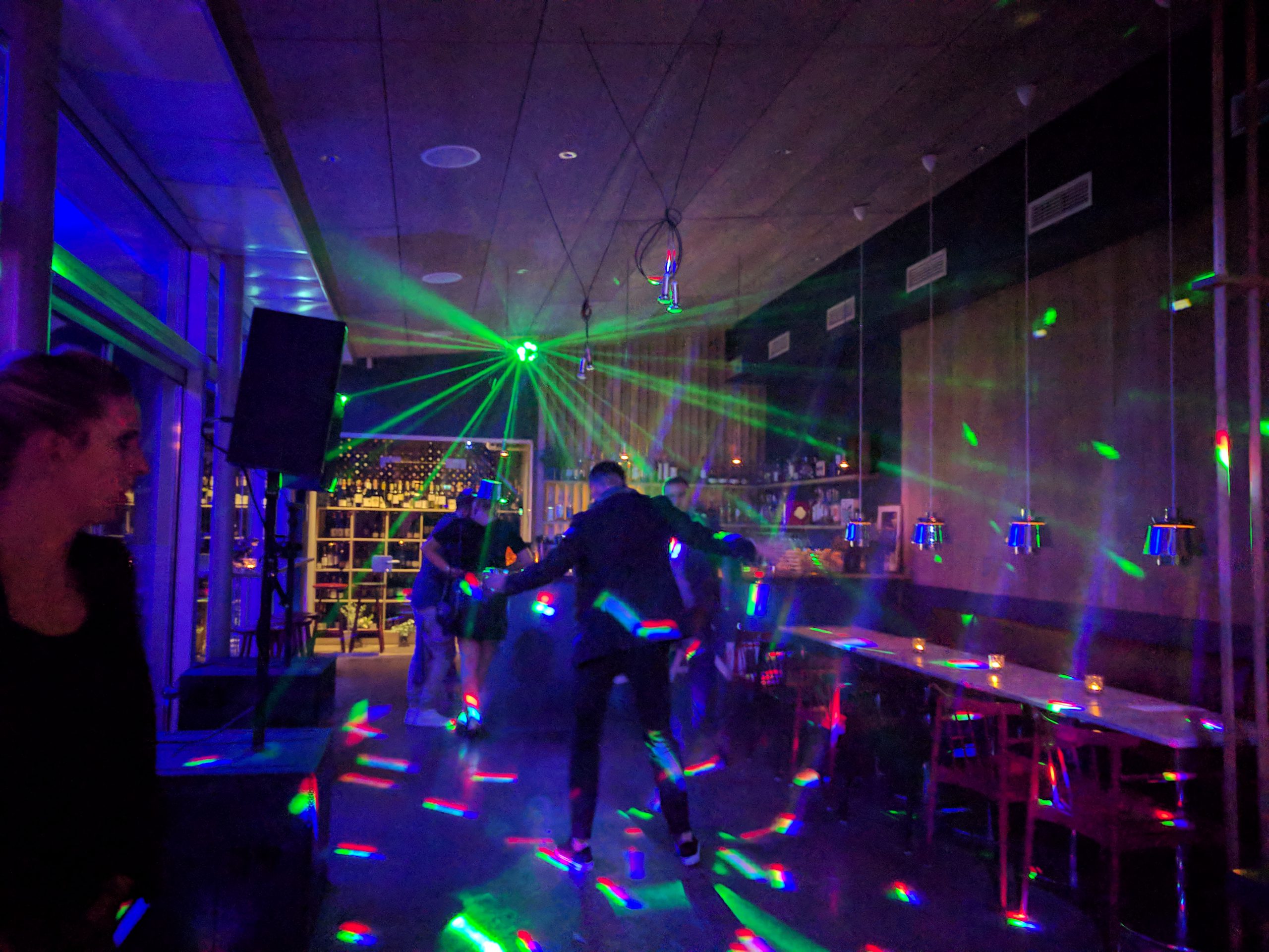 Företags event Contrast på sjön sep 2017 Wetter 4 scaled - Hos Eventkraft kan man få hjälp med alla tekniska, praktiska, logistiska och konstnärliga aspekter till en företagsfest. Vi har ljudsystem, dekorativ belysning, scen, möbler & dukning. Vi tar hand om set-up'en, soundcheck, artist-program, bildskärmar, profilering och inramning. Vi hjälper er med överraskningar, koncept och tema-inriktning i den mån det passar.