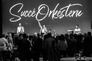 Pascal Stock 2019 2000 2604547 - SuccéOrkestern är en grupp rutinerade musiker med energi, driv och flexibilitet kring att skapa ett så bra event som möjligt! SuccéOrkestern anpassar repertoar efter ert behov, de har tidigare annat gjort allt från 80-tals-tema till Movienight och musikquiz. För de mindre eventen kan de även anpassas till duo eller trio.