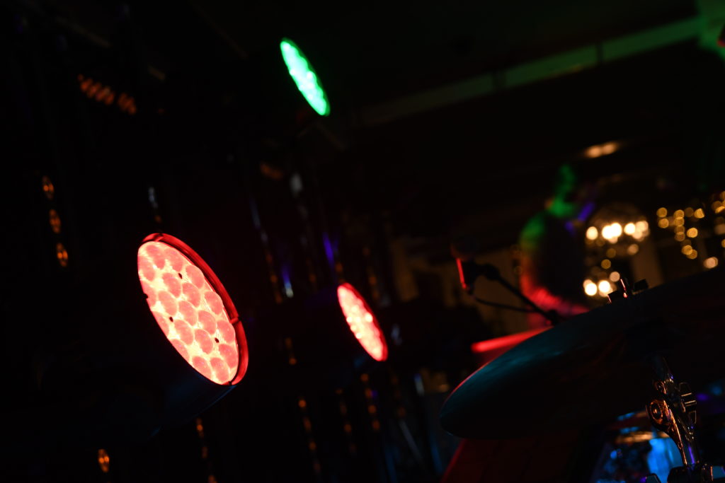 fm 2tz8g.jpeg - Under november och december månad håller Stenungsbaden Yacht Club Sina julbord. Tolv kvällar med god mat, gott sällskap och spännande artister och diskjockeys från Eventkraft.Vi är även på plats under perioden med ljud och ljusteknisk produktion samt tekniker för genomförande.Efter en gnistrande avslutning på nyårsafton plockar vi ihop våra grejer och tackar för detta år och hoppas på återseende.