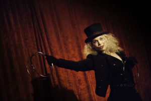 Malin Nilsson Foto Tom Wall - Malin Nilsson är en magiker med passion för att skapa originella trollerinummer och unika liveföreställningar. Hon är känd för sin varietéinspirerade stil och sitt opretentiösa sätt att framföra magi på. Malin har arbetat professionellt som magiker i 16 år och växte upp på en liten teater på Österlen, Skillinge Teater, dit hon återvänder varje år för att ha premiär på sina nya föreställningar.