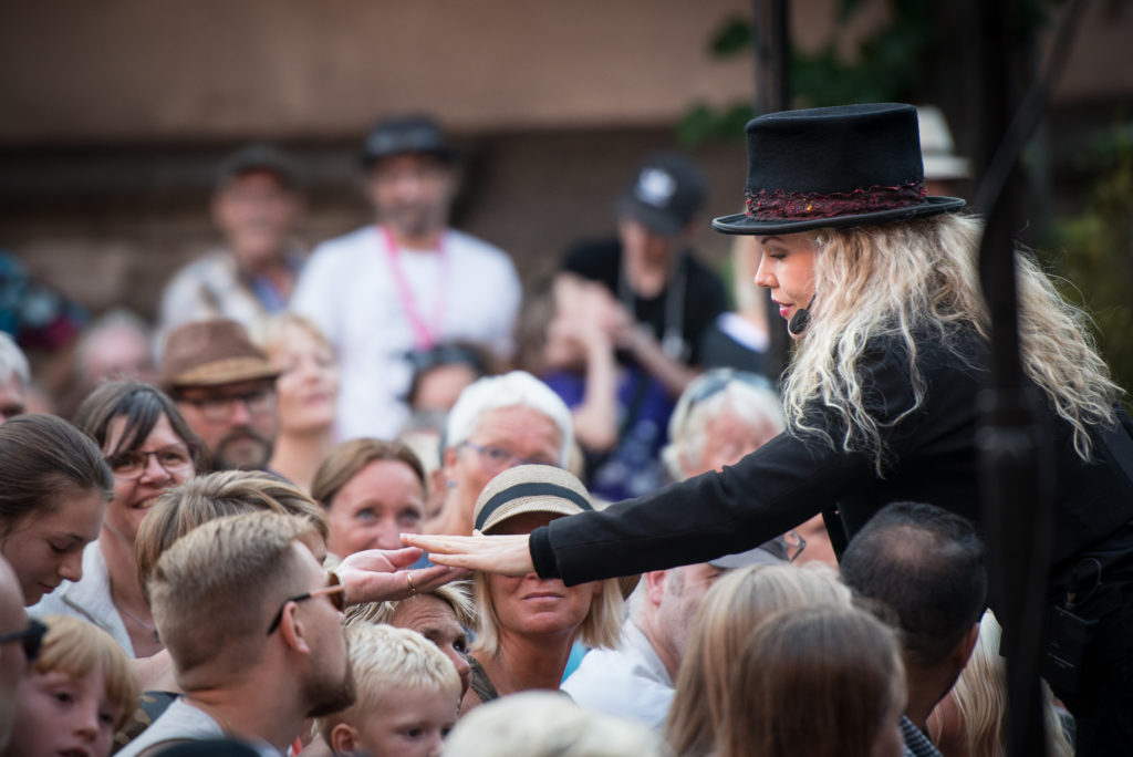 Magiker Malin Nilsson - Malin Nilsson är en magiker med passion för att skapa originella trollerinummer och unika liveföreställningar. Hon är känd för sin varietéinspirerade stil och sitt opretentiösa sätt att framföra magi på. Malin har arbetat professionellt som magiker i 16 år och växte upp på en liten teater på Österlen, Skillinge Teater, dit hon återvänder varje år för att ha premiär på sina nya föreställningar. Malin Nilsson foto Karsten Piper - Malin Nilsson är en magiker med passion för att skapa originella trollerinummer och unika liveföreställningar. Hon är känd för sin varietéinspirerade stil och sitt opretentiösa sätt att framföra magi på. Malin har arbetat professionellt som magiker i 16 år och växte upp på en liten teater på Österlen, Skillinge Teater, dit hon återvänder varje år för att ha premiär på sina nya föreställningar.