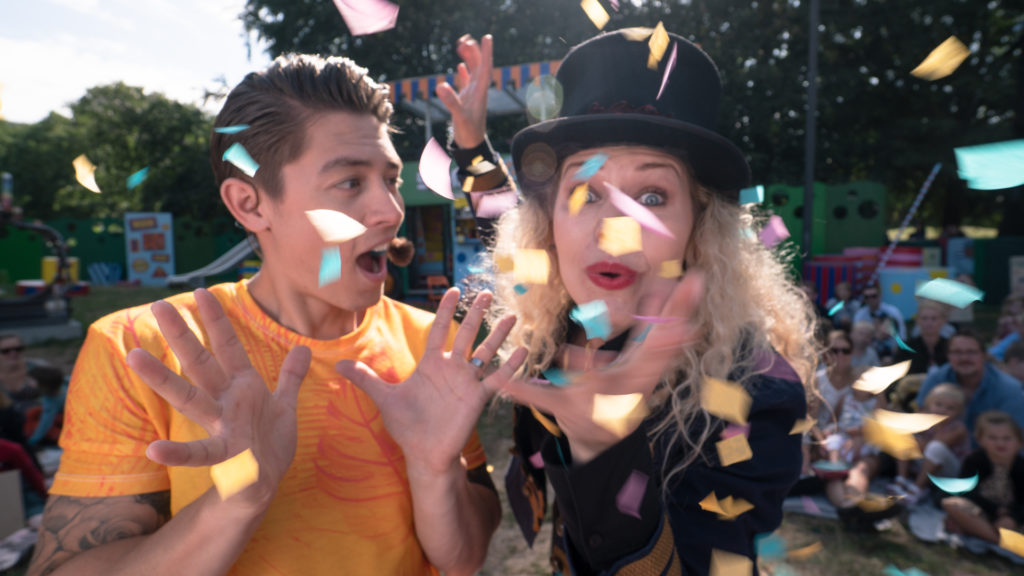 Magiker Malin Nilsson - Malin Nilsson är en magiker med passion för att skapa originella trollerinummer och unika liveföreställningar. Hon är känd för sin varietéinspirerade stil och sitt opretentiösa sätt att framföra magi på. Malin har arbetat professionellt som magiker i 16 år och växte upp på en liten teater på Österlen, Skillinge Teater, dit hon återvänder varje år för att ha premiär på sina nya föreställningar. Malin Nilsson foto SVT - Malin Nilsson är en magiker med passion för att skapa originella trollerinummer och unika liveföreställningar. Hon är känd för sin varietéinspirerade stil och sitt opretentiösa sätt att framföra magi på. Malin har arbetat professionellt som magiker i 16 år och växte upp på en liten teater på Österlen, Skillinge Teater, dit hon återvänder varje år för att ha premiär på sina nya föreställningar.