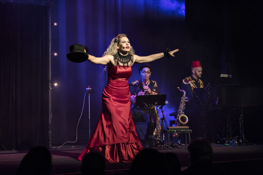 Magiker Malin Nilsson - Malin Nilsson är en magiker med passion för att skapa originella trollerinummer och unika liveföreställningar. Hon är känd för sin varietéinspirerade stil och sitt opretentiösa sätt att framföra magi på. Malin har arbetat professionellt som magiker i 16 år och växte upp på en liten teater på Österlen, Skillinge Teater, dit hon återvänder varje år för att ha premiär på sina nya föreställningar. Malin Nilsson01 foto Lars Brundin - Malin Nilsson är en magiker med passion för att skapa originella trollerinummer och unika liveföreställningar. Hon är känd för sin varietéinspirerade stil och sitt opretentiösa sätt att framföra magi på. Malin har arbetat professionellt som magiker i 16 år och växte upp på en liten teater på Österlen, Skillinge Teater, dit hon återvänder varje år för att ha premiär på sina nya föreställningar.