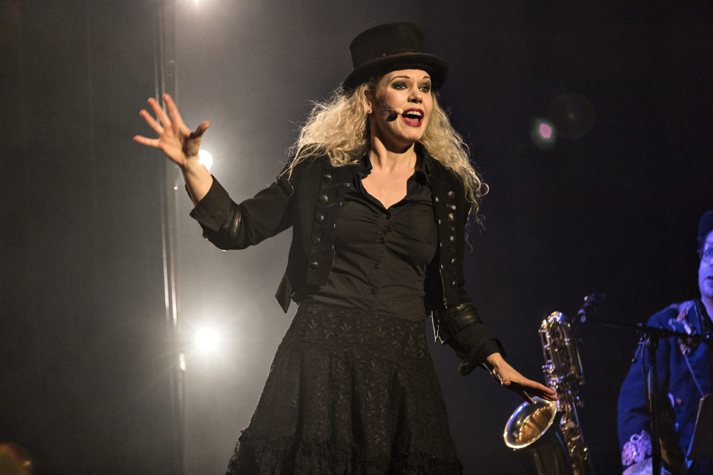 Magiker Malin Nilsson - Malin Nilsson är en magiker med passion för att skapa originella trollerinummer och unika liveföreställningar. Hon är känd för sin varietéinspirerade stil och sitt opretentiösa sätt att framföra magi på. Malin har arbetat professionellt som magiker i 16 år och växte upp på en liten teater på Österlen, Skillinge Teater, dit hon återvänder varje år för att ha premiär på sina nya föreställningar. Malin Nilsson02 foto Lars Brundin - Malin Nilsson är en magiker med passion för att skapa originella trollerinummer och unika liveföreställningar. Hon är känd för sin varietéinspirerade stil och sitt opretentiösa sätt att framföra magi på. Malin har arbetat professionellt som magiker i 16 år och växte upp på en liten teater på Österlen, Skillinge Teater, dit hon återvänder varje år för att ha premiär på sina nya föreställningar.