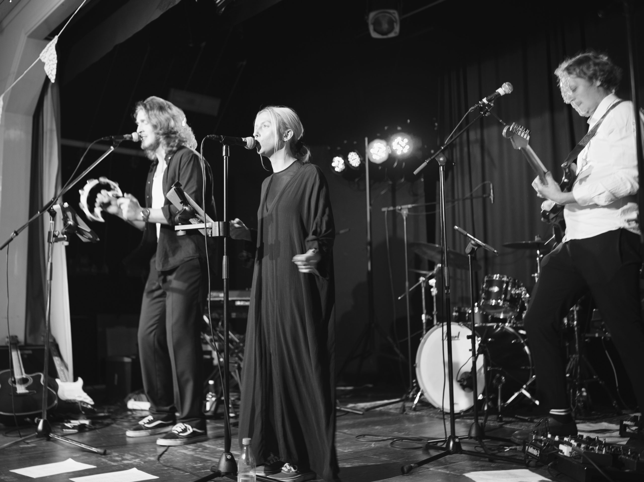 Prima yeah scaled - Julien Dauphin är en internationellt etablerad och mycket erfaren magiker som fått sin skolning vid anrika Magic Castle i Las Vegas. Hans utstrålning på scenen är mycket stark och han har ett sätt att fånga och manipulera publiken på som är väldigt unik. Har man sett honom så minns man honom.