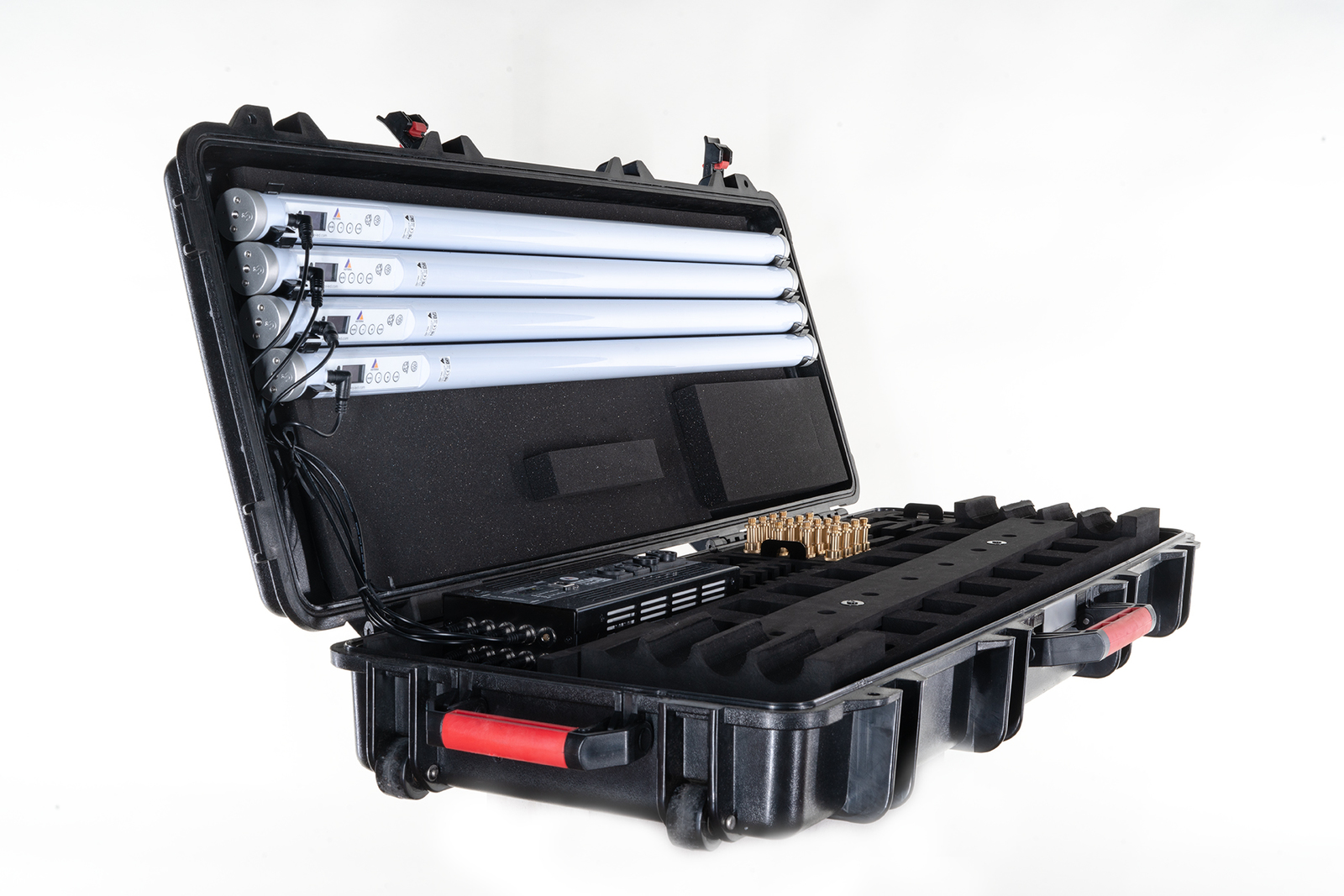 Astera Titan Tube - Astera Titan Tube är det ultimata LED-röret för ljusdesigners, filmskapare, TV-studior, mässor och andra kreativa sammanhang. Röret avger kraftfullt, dimmbart ljus med högkvalitativ färgåtergivning i miljontals färgnyanser och även olika nyanser av vitbalans. Precis som alla Astera-produkter så är detta en armatur som kan användas helt utan sladdar. Trådlös styrning och batterdrift med rejäl driftstid gör detta LED-rör till en mycket uppskattad ljuseffekt med imponerande ljusstyrka samtidigt som den är smidig, enkel och snabb att installera. Hyr Astera Titan Tube från Eventkraft