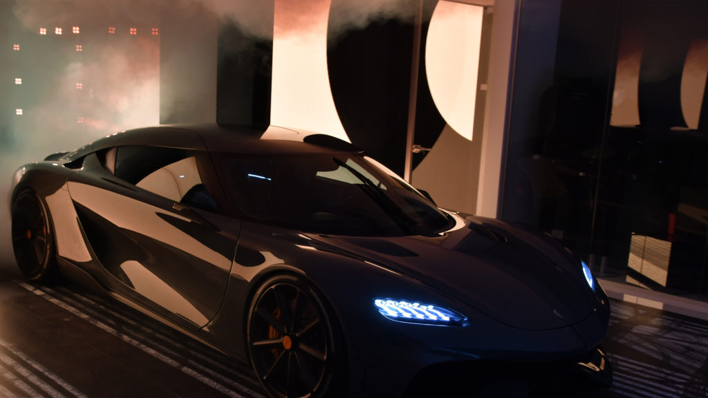 Koenigsegg 20 - Oavsett om du planerar en exklusiv produktlansering av en ny bilmodell eller en imponerande monter på ett bilexpo, ser vi till att varje detalj är optimerad för att framhäva din bils innovation, stil och prestanda. Med kreativ belysning som lyfter fram linjer och design, kraftfullt ljud som förstärker känslan av rörelse, och tekniska lösningar som imponerar, skapar vi en miljö som låter dina bilar ta centrum i rampljuset.