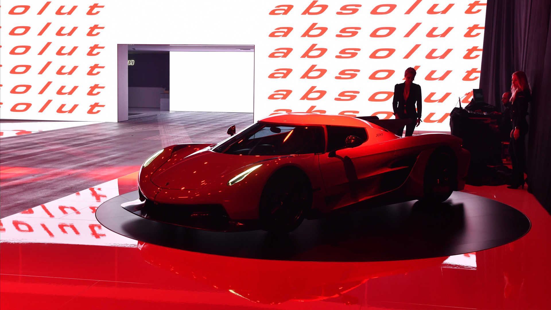 Koenigsegg 7 - Oavsett om du planerar en exklusiv produktlansering av en ny bilmodell eller en imponerande monter på ett bilexpo, ser vi till att varje detalj är optimerad för att framhäva din bils innovation, stil och prestanda. Med kreativ belysning som lyfter fram linjer och design, kraftfullt ljud som förstärker känslan av rörelse, och tekniska lösningar som imponerar, skapar vi en miljö som låter dina bilar ta centrum i rampljuset.