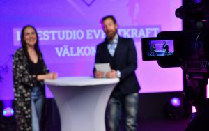 Livestudio 1 e1602850439329 - Eventkraft erbjuder möjlighet för inspelning websändningar när du vill genomföra presentationer, produktlansering, konferens, utbildning, kick-off eller t.o.m. mässa. Vi hjälper dig att nå din publik, dina kunder och medarbetare via stream/video direkt framför skärmen. Ett bra alternativ eller som komplement till fysiska möten.