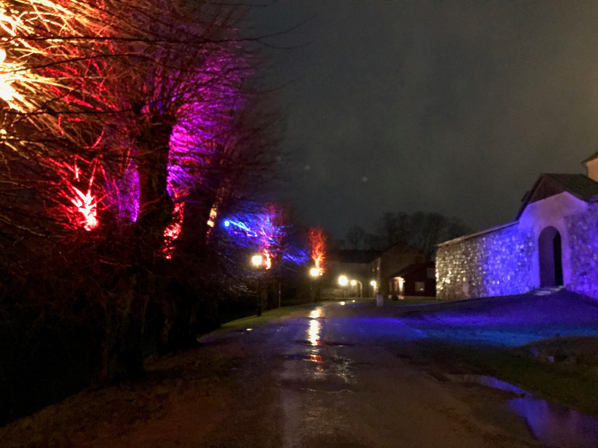 FASADBELYSNING - Fasadbelysning kan verkligen lyfta intrycket av en annars ganska medelmåttig byggnad. Med rätt ljussättning kan man få tegel, glas, stål och betong att skimra under det gråa svenska vinter-halvåret. Allt fler ser fördelarna och värdet i att belysa byggnader, offentliga miljöer och annan arkitektur. Vi på Eventkraft kan hjälpa dig att göra en inspirerande och effektiv ljussättning för att höja intrycket och upplevelsen av en annars obemärkt eller tråkig miljö. FASADBELYSNING - Bild 11