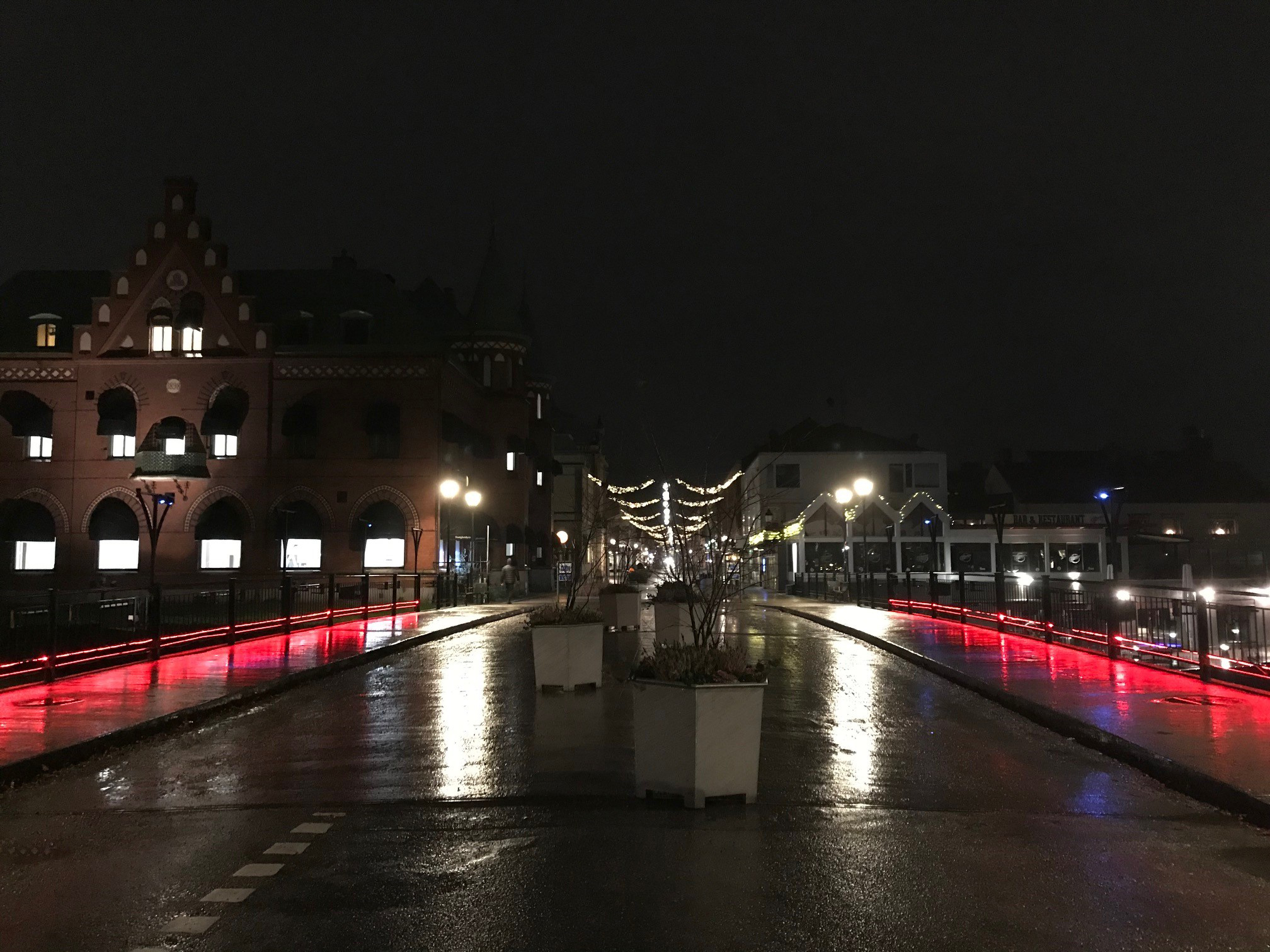 Nykoping dec ljus Stadsbron - Nu har vi möjlighet att erbjuda Martin´s vassa Quantum profil. Denna extremt ljusstarka LED moving head profil kombinerar marknadens högsta kvalitet av vitt ljus med snabb, smidig och naturlig CMY färgblandning och mycket skarpa gobo projiceringar.