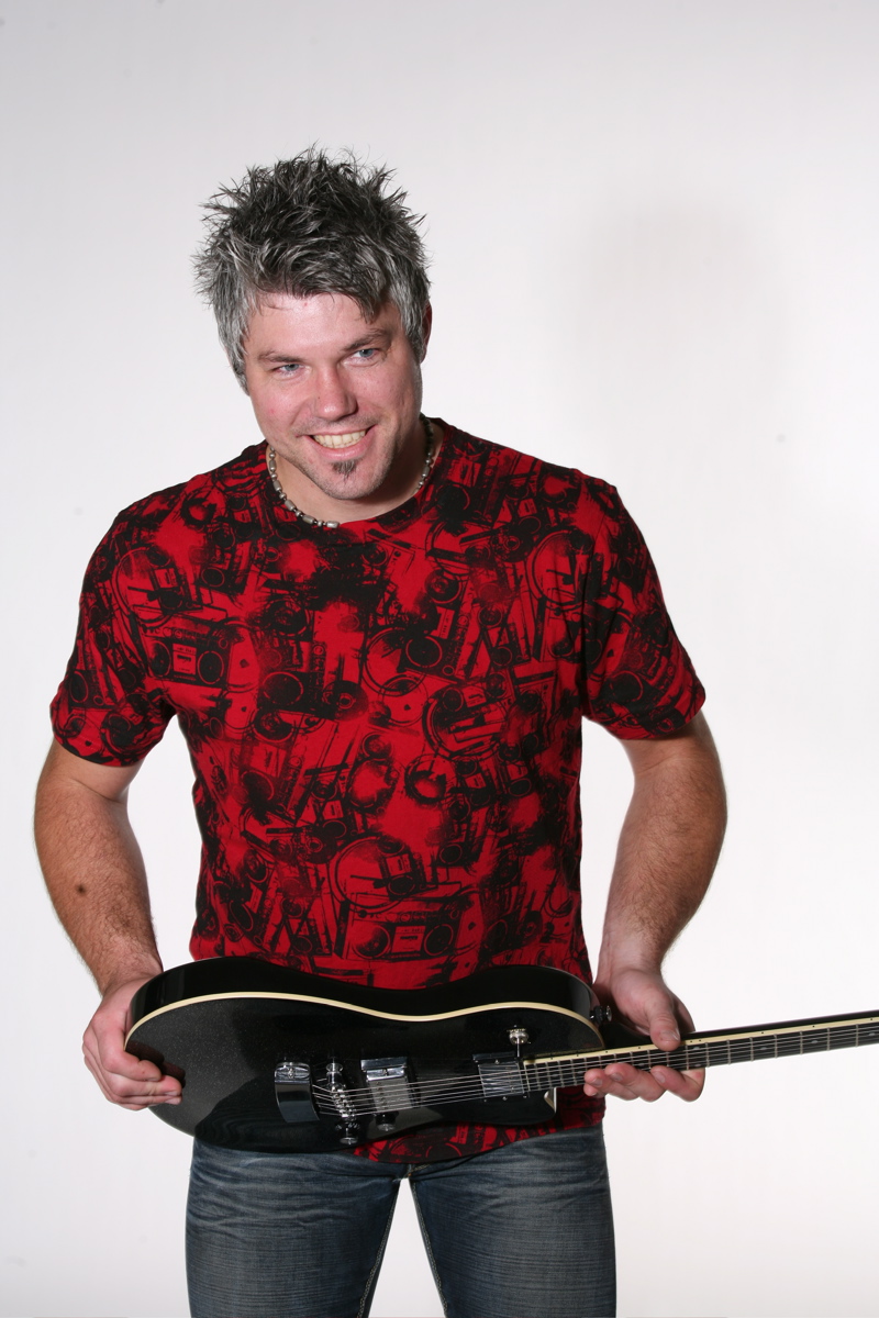 TrubadurClasLundqvist - Louisiana Avenue är Sveriges nya glädjeorkester och en fenomenal live-sensation som alla talar om just nu. Något helt nytt är i rullning. Parollen stavas ”Allt svänger & alla ska med”.