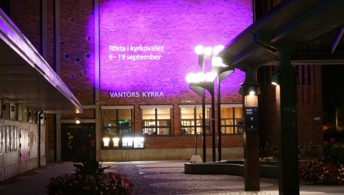 Fasadbelysning Vantor 2 e1631614814958 - Belysning av byggnader, parker, monument m.m. blir allt vanligare i samband med teknikens utveckling och nya miljövänliga alternativ av ljuskällor som LED.