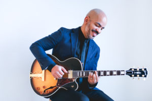 Robson Diem Pic 2 - Robson älskar att interagera med sin publik. Hans entusiasm och glädje på scen gör varje framträdande minnesvärd.